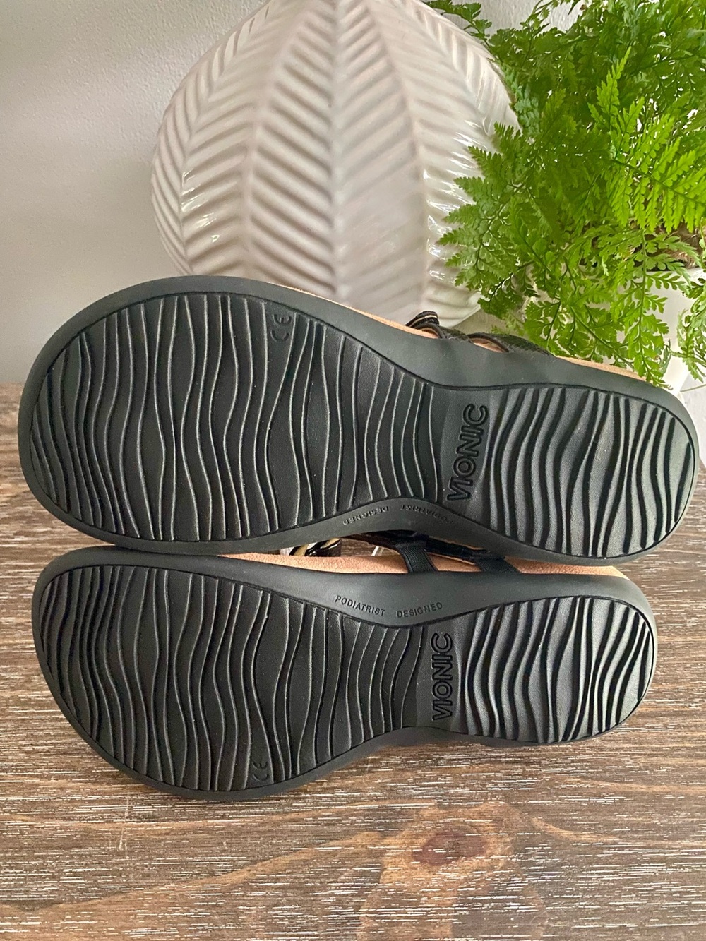 Vionic Elvia Adjustable Slip-on Orthotic Arch Support Sandals Womens 8 Black - Picture 3 of 7